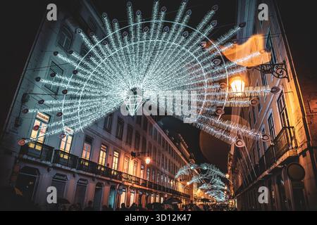Nächtlicher Blick auf die festliche Beleuchtung auf der Rua Augusta während Weihnachten - Lissabon, Portugal Stockfoto