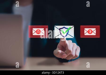 E-Mail-Warnsymbol, Cyber-​​Security-Warnung, Betrugsnachricht, digitale Warnmeldung mit Symbol, E-Mail-Bedrohung, Phishing-Angriff, Malware, Informationen Stockfoto