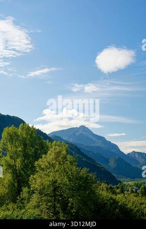 Monte Palavierte Berggipfel mit üppigem grünen Wald, Arte Terme, Friaul-Julisch Venetien, Italien Stockfoto