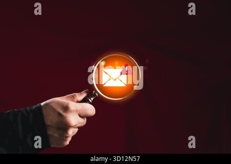 Geschäftsfrau checkt Posteingang, erhält Warnbenachrichtigung über potenzielle Cybersicherheitsverletzungen, Konzept der Spam-E-Mail-Erkennung, Fehlerprüfung, Daten p Stockfoto