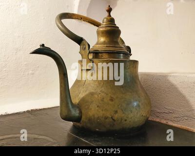 Vintage-Wasserkocher aus Messing Stockfoto