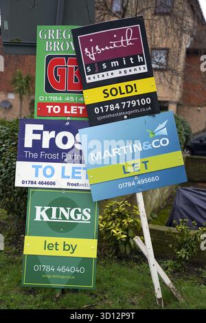EMBARGOED BIS 0001 MONTAG, 27. OKTOBER, undatiertes Aktenfoto von Immobilienmaklern vor einem Grundstück in Staines-upon-Thames in Surrey. Laut einer Website des Hotels erreichten die durchschnittlichen Mietpreise im dritten Quartal dieses Jahres ein neues Rekordhoch. In Großbritannien, ohne London, erreichte die durchschnittliche monatliche Miete einen neuen Rekord von £1.385, sagte Rightmove.Ausgabedatum: Montag, 27. Oktober 2025. Stockfoto