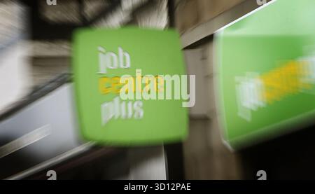 EMBARGO BIS 0001 MONTAG, 27. OKTOBER, Aktenfoto vom 09/13 eines Jobcenters mit Büro in Glasgow. Laut einem neuen Bericht gingen die ausgeschriebenen Stellenangebote im letzten Monat zurück, da die Arbeitgeber die Personaleinstellungen weiter kürzten und auf das Budget für den nächsten Monat warteten. Die Jobseite Adzuna gab an, dass die Gesamtzahl der ausgeschriebenen offenen Stellen im September gegenüber August um 2,4% auf 826 205 gesunken ist. Ausgabedatum: Montag, 27. Oktober 2025. Stockfoto