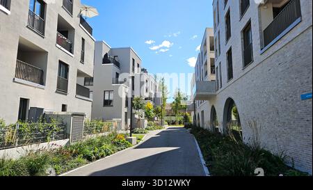 Neu gebauter Wohnkomplex mit Gehweg zwischen modernen Wohngebäuden. Hochwertige Fotos Stockfoto