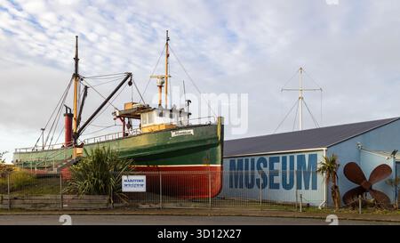 Das Maritime Museum in Bluff, Neuseeland. Das ausgestellte Schiff ist die „Monica“, ein Austernboot Stockfoto