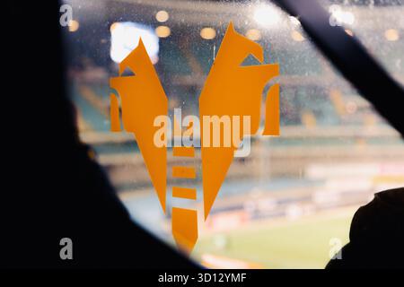 Verona, Italien: 27. November 2023 – Hellas Verona Logo im Stadio Marcantonio Bentegodi in Verona, vor dem Spiel der Serie A gegen Lecce. Stockfoto