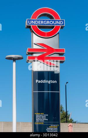 Beschilderung vor der Paddington Station und U-Bahn Station, London W2, England, Großbritannien. U-Bahn-Station-Schild Stockfoto