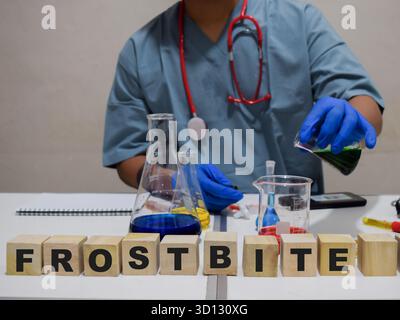 Ein Arzt, der die Frostbeckenbehandlung mit Fläschchen dokumentiert. Wissenschaftlicher Forschungsbegriff Stockfoto