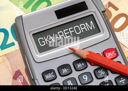 GKV-Reform im Display von einem Taschenrechner steht als Digitalanzeige das Wort GKV-Reform mit einem Rotstift als Symbolbild für notwendige Reformen Stockfoto