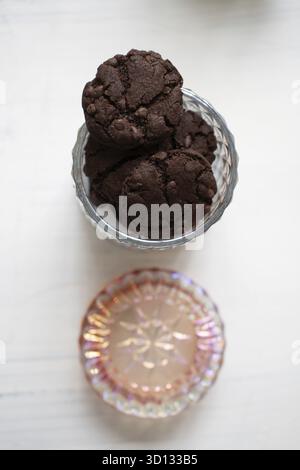 Schokoladenkekse in einem Glaskeksgefäß Stockfoto