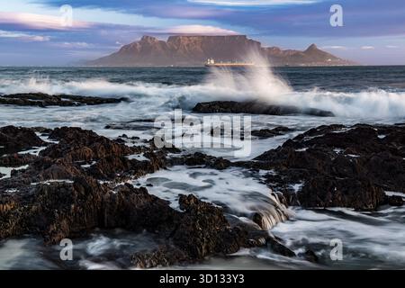 Tafelberg im Abendlicht von Blouberg Beach, Kapstadt, Westkap, Republik Südafrika Stockfoto