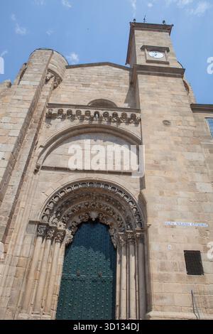 Die Südfassade der Kathedrale von Ourense, Galicien, Spanien. Römisch-katholische Kirche St. Martin gewidmet Stockfoto