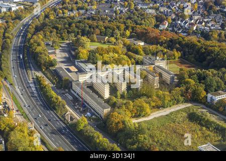 Luftaufnahme, ehemalige Polizeischule Polizeikaserne mit Denkmalschutz, Autobahn A52 und Herbstbäume, Bredeney, Essen, Ruhrgebiet, Nordrhein-W Stockfoto