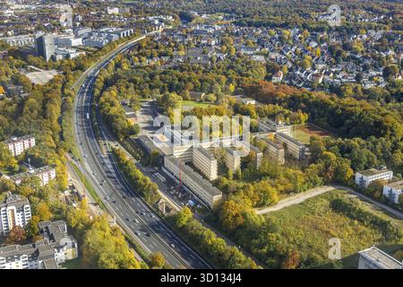 Luftaufnahme, ehemalige Polizeischule Polizeikaserne mit Denkmalschutz, Autobahn A52 und Herbstbäume, Bredeney, Essen, Ruhrgebiet, Nordrhein-W Stockfoto