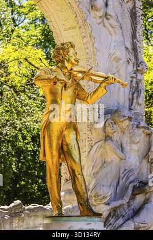 Die vergoldete Bronzestatue von Johann Strauss, dem Walzkönig, Gedenkstätte im Stadtpark Wien, Österreich Stockfoto