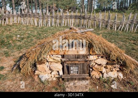7. September 2025, Sirogojno, Serbien: Traditioneller Wurzelkeller, der in die Erde gegraben wurde und aus Stein gebaut wurde Stockfoto