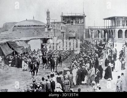 Der Einzug britischer Truppen in Bagdad, 11. März 1917: Britische Truppen drangen während des mesopotamischen Feldzugs des Ersten Weltkriegs in Bagdad ein und markierten damit einen wichtigen strategischen und symbolischen Sieg über das Osmanische Reich. Die Stadt wurde ohne Widerstand eingenommen, nachdem die osmanischen Truppen in der Nacht zuvor evakuiert hatten. Aus einem gedruckten Bild, das 1932 von Western Mail and Echo Ltd unter dem Titel The History of the Welch Regiment veröffentlicht wurde. Stockfoto