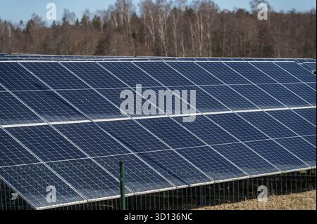 Installation von Sonnenkollektoren auf freiem Land unter klarem blauem Himmel bei Tageslicht Stockfoto