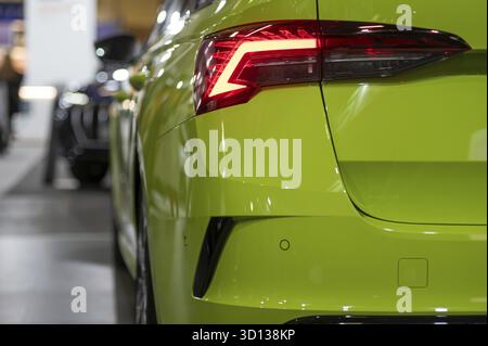 Eine Nahaufnahme eines Rücklichts eines modernen Autos. Selektiver Fokus Stockfoto