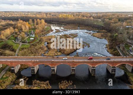 Venta Rapid Wasserfall, der breiteste Wasserfall Europas und lange Backsteinbrücke, Kuldiga, Lettland, Kuldiga, Lettland Stockfoto