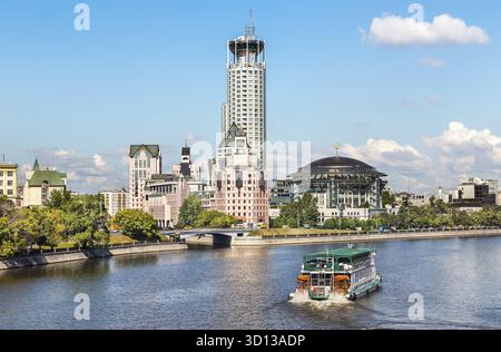 Moskau, Russland - Augest 10, 2020: Moskauer Internationales Haus der Musik und des Baus am Shljuzowaja-Damm in Moskau Stockfoto