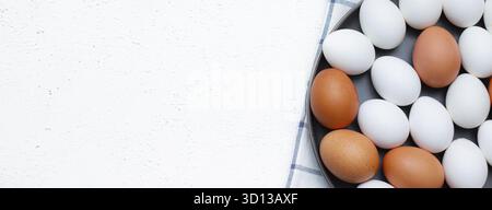 Hühnereier auf einem karierten Küchentuch auf einem Lichttisch. Das Konzept der landwirtschaftlichen Erzeugnisse und der natürlichen Ernährung. Artikel und Anzeigen über hausgemachte Produkte. Frisch Stockfoto