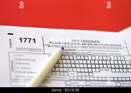 KIEW, UKRAINE - 27. JANUAR 2024 Indonesisches Steuerformular 1771 Körperschaftsteuerzahler jährliche Einkommensteuererklärung mit Stift liegt auf der Buchprüfertabelle Stockfoto