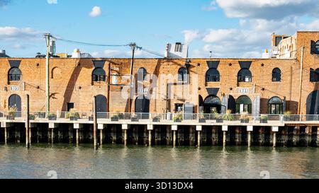 Brooklyn, New York, Vereinigte Staaten, historische Lagerhäuser am Wasser in Red Hook Stockfoto