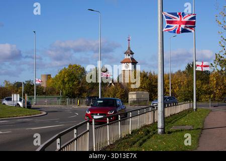 Operation Heben Sie die Farben, Flaggen auf den Laternenpfosten Uhrturm Kreisverkehr Harlow Essex England Stockfoto