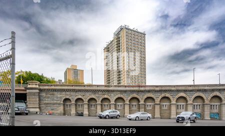Brooklyn, New York, USA - 12. Oktober 2025, Hochhaus-Apartment-Gebäude in Brooklyn Stockfoto