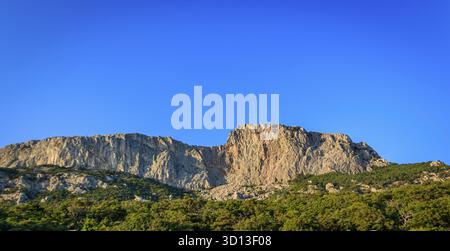 Russische Berge. Krim. Sommer Berge Hintergrund. Wald und Berge in der Sonne vor dem Hintergrund eines bewölkten Himmels über der Halbinsel des Verbrechens Stockfoto