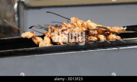 Hähnchenfleisch-Kebab-Spieße Kochen auf einem offenen Grill. Stockfoto