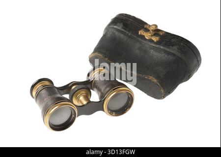 Alte Operngläser mit einem Fall isoliert auf weißem Hintergrund Stockfoto