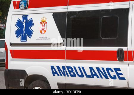 11. September 2025, Arandelovac, Serbien: Krankenwagen, der medizinische Notdienste bereitstellt, Wappen des Gesundheitsministeriums zeigt Stockfoto