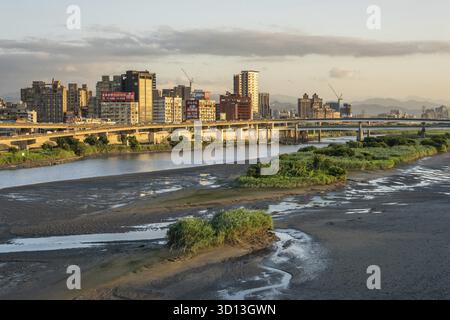 Taipei, Taiwan - 3. Mai 2019: Stadtbild der Stadt Taipeh mit Fluss bei Sonnenuntergang, Taiwan, Asien Stockfoto