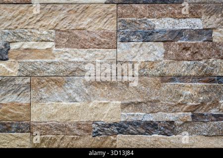 Bunter Backsteinmauerhintergrund mit rauer Textur Stockfoto