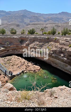 Maskat Governorate, Oman - 3. April 2025: Das Bimmah Sinkhole ist eine wassergefüllte Senke im Kalkstein des östlichen Maskat Go Stockfoto