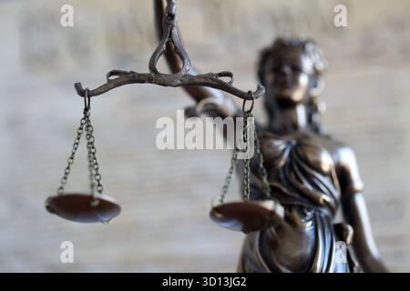 Die Statue der Gerechtigkeit Themis, die Göttin der Gerechtigkeit mit den Augen gegen die US-Verfassung Seite. Urteil und Strafe in den Vereinigten Staaten Stockfoto
