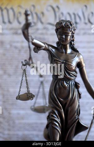 Die Statue der Gerechtigkeit Themis, die Göttin der Gerechtigkeit mit den Augen gegen die US-Verfassung Seite. Urteil und Strafe in den Vereinigten Staaten Stockfoto