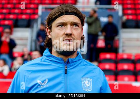 Enschede, Niederlande. Oktober 2025. Sam Lammers vom FC Twente sieht sich beim niederländischen Eredivisie-Spiel zwischen dem FC Twente und dem AFC Ajax am 26. Oktober 2025 in de Grolsch Veste in Enschede, Niederlande, an. (Quelle: Warz Brinkerhof/MTB-Foto/Alamy Live News) Stockfoto