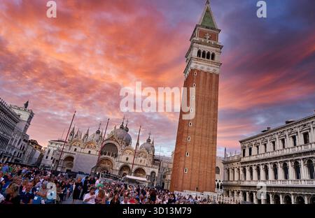 Publikum beim Opernkonzert „Cavalleria Rusticana“ in La Fenice auf der Piazza San Marco, Campanile und Basilika di San Marco, Venedig, Venezia, Veneto, Stockfoto
