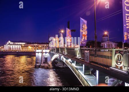 Vasilievsky Island in der Nacht. Das Stadtzentrum von St. Petersburg. Stadt für den Sommer. Russland, St. Petersburg am 14. Juli 2018 Stockfoto