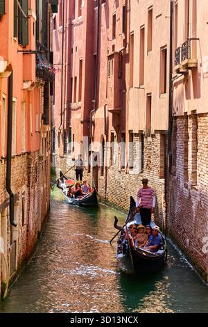 Gondeln auf einem Kanal in Venedig, Venezia, Venetien, Italien, Europa Stockfoto