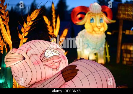 Warschau, Polen. Oktober 2025. Lichtinstallationen werden bei der Ausstellung Garden of Lights im Botanischen Garten der Polnischen Akademie der Wissenschaften in Warschau, Polen, am 25. Oktober 2025 gezeigt. Die diesjährige Ausstellung mit dem Thema „Schönheit und das Biest“ zog viele Einwohner und Touristen an. Quelle: Aleksy Witwicki/Xinhua/Alamy Live News Stockfoto