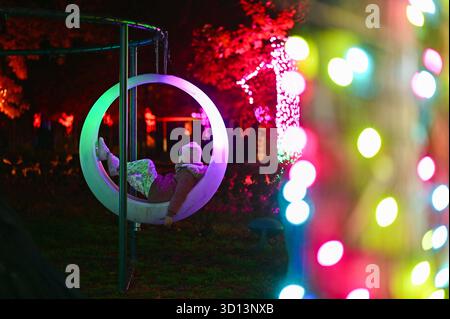 Warschau, Polen. Oktober 2025. Die Besucher besuchen am 25. Oktober 2025 die Show Garden of Lights im Botanischen Garten der Polnischen Akademie der Wissenschaften in Warschau, Polen. Die diesjährige Ausstellung mit dem Thema „Schönheit und das Biest“ zog viele Einwohner und Touristen an. Quelle: Aleksy Witwicki/Xinhua/Alamy Live News Stockfoto