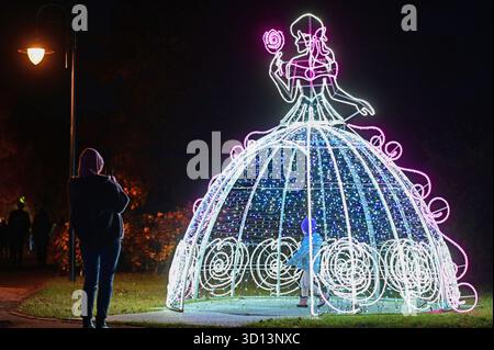 Warschau, Polen. Oktober 2025. Die Besucher besuchen am 25. Oktober 2025 die Show Garden of Lights im Botanischen Garten der Polnischen Akademie der Wissenschaften in Warschau, Polen. Die diesjährige Ausstellung mit dem Thema „Schönheit und das Biest“ zog viele Einwohner und Touristen an. Quelle: Aleksy Witwicki/Xinhua/Alamy Live News Stockfoto