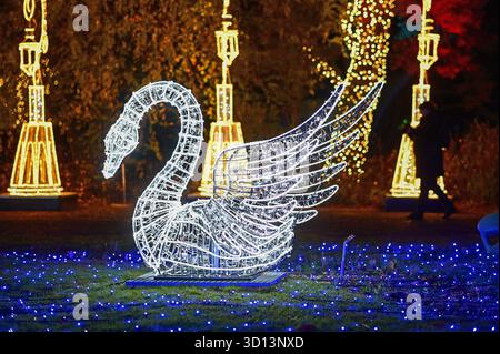 Warschau, Polen. Oktober 2025. Lichtinstallationen werden bei der Ausstellung Garden of Lights im Botanischen Garten der Polnischen Akademie der Wissenschaften in Warschau, Polen, am 25. Oktober 2025 gezeigt. Die diesjährige Ausstellung mit dem Thema „Schönheit und das Biest“ zog viele Einwohner und Touristen an. Quelle: Aleksy Witwicki/Xinhua/Alamy Live News Stockfoto