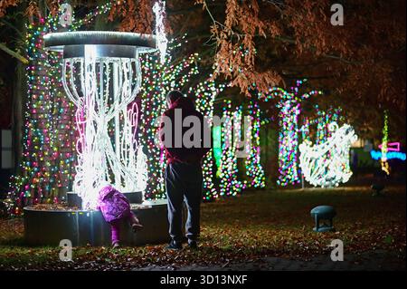 Warschau, Polen. Oktober 2025. Die Besucher besuchen am 25. Oktober 2025 die Show Garden of Lights im Botanischen Garten der Polnischen Akademie der Wissenschaften in Warschau, Polen. Die diesjährige Ausstellung mit dem Thema „Schönheit und das Biest“ zog viele Einwohner und Touristen an. Quelle: Aleksy Witwicki/Xinhua/Alamy Live News Stockfoto