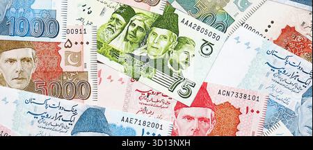 Pakistanische Rupien Banknoten. Die aktuellen pakistanischen Geldrechnungen liegen in großer Höhe auf dem Tisch. Das Konzept des Geschäfts und der Investitionen in Pakistan Stockfoto