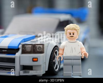 Tambov, Russland – 21. August 2025 Lego Nissan Skyline GT-R (R34) und sein Fahrer Brian OConner Minifigur. 2 Fast 2 Furious Movie. Lego Stockfoto